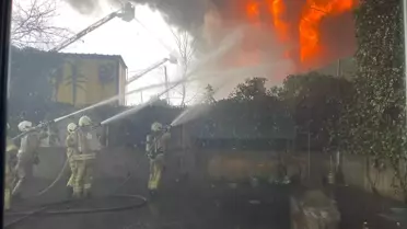 Ataşehir'de 4 Katlı İş Yerinde Şiddetli Yangın: Çok Sayıda İtfaiye Müdahale Ediyor