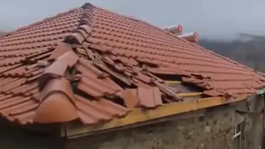 Aydın’ın Köşk İlçesinde Şiddetli Fırtına Çatıları Uçurdu