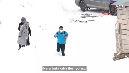 Sağlık çalışanının kar altında ev ziyaretini gösteren fotoğraf