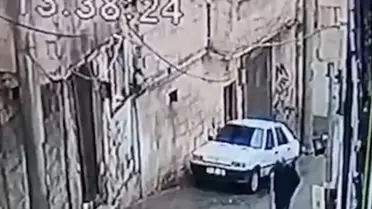 Çöken duvarın otomobile devrilmesi