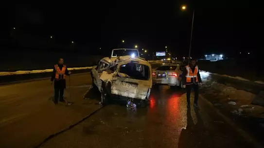 Erzurum-Ağrı Karayolunda Tır ve Hafif Ticari Araç Çarpıştı, 2 Yaralı
