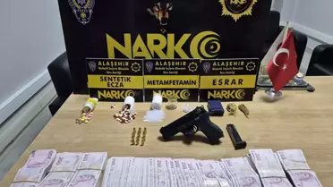 Tutuklanan şüpheli Ü.K. ve polis memurları