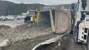 Eyüpsultan’da Hafriyat Kamyonu Devrildi, Trafik Yoğunluğu Oluştu