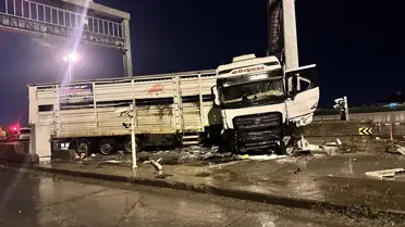 Hatay’da Dörtyol Otoyol Gişelerinde Tır Yangını Yol Açtı