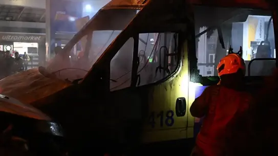 Kağıthane'de Akaryakıt İstasyonunda Minibüs Yangını Kontrol Altına Alındı