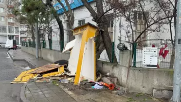 Çorlu’da Kamyonet Taksi Durağına Çarparak Kaçtı