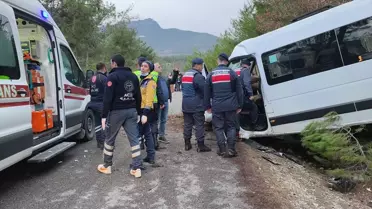 Karabük'te Minibüs Şarampole Devrildi: 16 Yabancı Öğrenci Yaralı