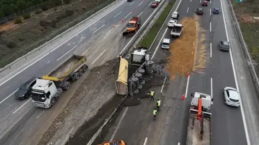 Göktürk Bölgesinde Hafriyat Kamyonu Devrildi: Otoyolda Yoğun Trafik Bekleniyor
