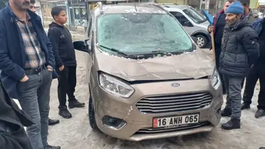 Malazgirt'te Kar Kütlesi Hafif Ticari Aracı Zarar Verdi