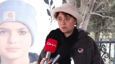 Anma töreninde çiçek bırakılan mezar