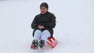 Palandöken Kayak Merkezi'nde Yarıyıl Tatili Kalabalığı Zirve Yaptı
