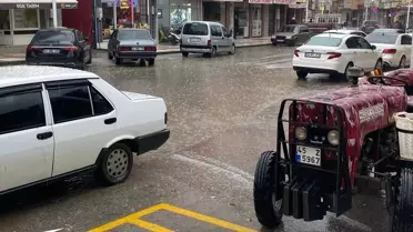 Manisa Sarıgöl'de Sağanak Yağış ve Dolu Sokakları Sular Altına Çaktı