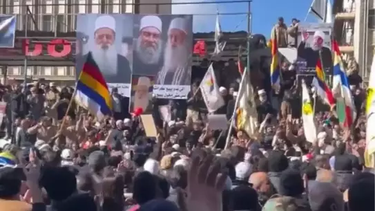 Süveyda’da İsrail Bayrağıyla Protesto: Dürzi Gruplar Sınırlı Katılımla Gösteri Düzenledi