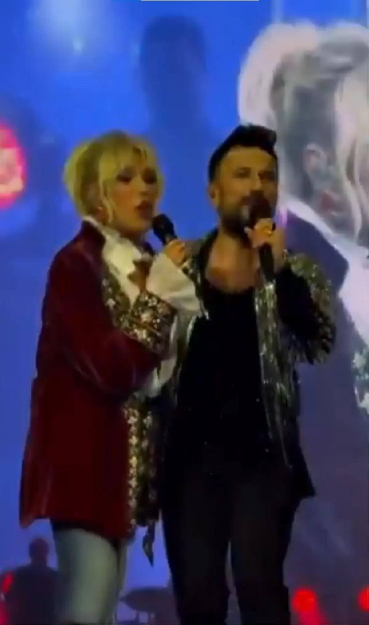 Tarkan ve Ajda Pekkan Sahneyi Salladı: 'Yakar Geçerim' Dueti Konserin En Çok Konuşulan Anı