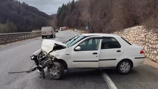 İnegöl'de Yağışlı Havada Otomobil Bariyere Çarptı: 3 Yaralı
