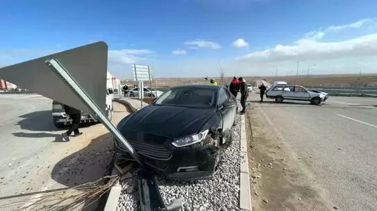 Karaman’da Ters Yön Hatası Sonucu Araç Çarpıştı: Maddi Hasar Oluştu