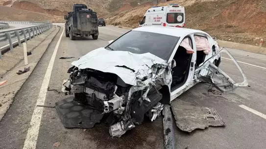 Cizre'de Otomobil Bariyere Çarptı: 5 Yaralı ve Acil Müdahale