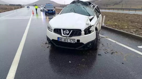 Afyonkarahisar’da Kontrolden Çıkan Araç Takla Atarak 3 Kişiyi Yaraladı