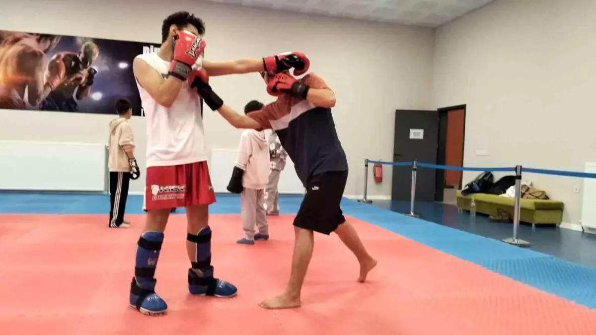 Eskişehir'de Gençlere Özel Kick Boks Seansları Başladı