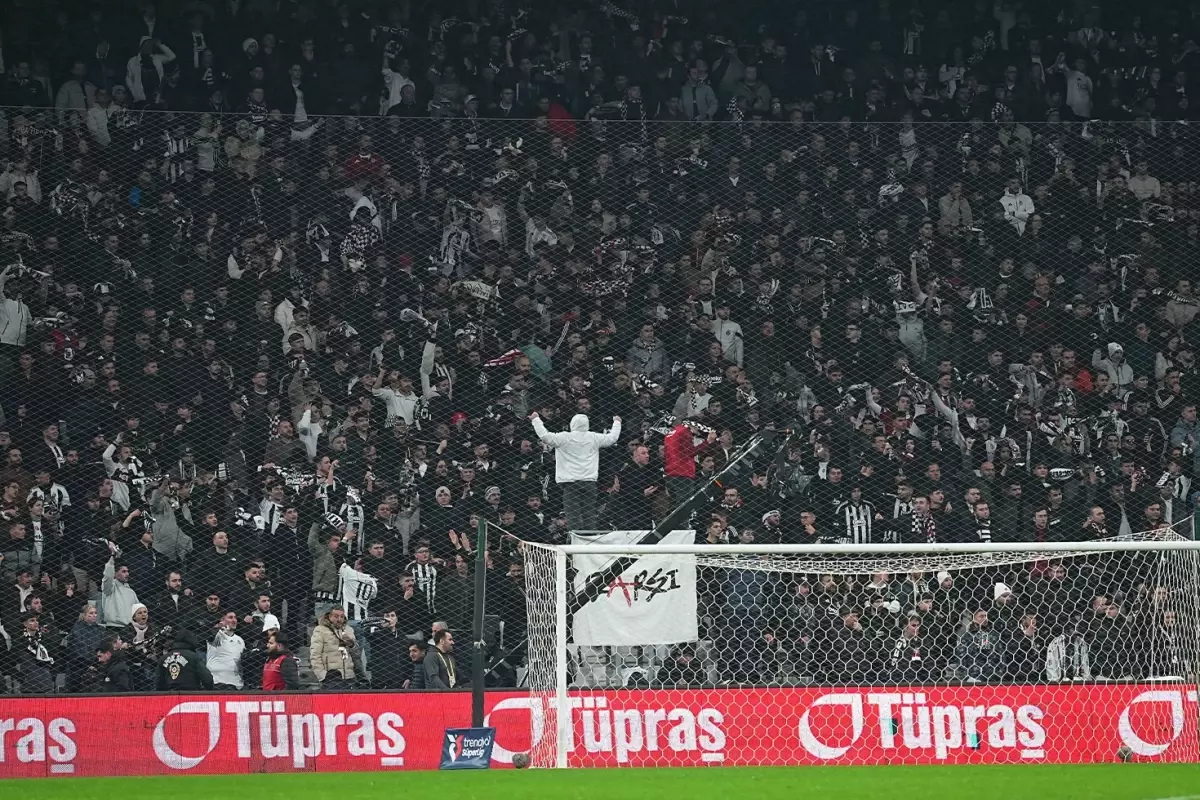Beşiktaş taraftarları galibiyeti bile yetersiz gördü: Yönetim istifası tezahüratları sürüyor