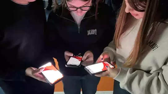 Konserde sahne alan gençler