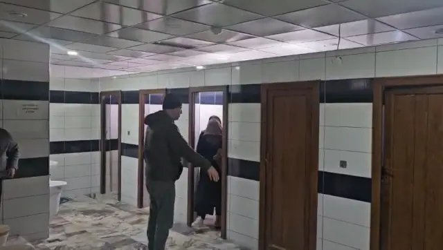 Zabıtadan kaçan dilenciler cami içinde