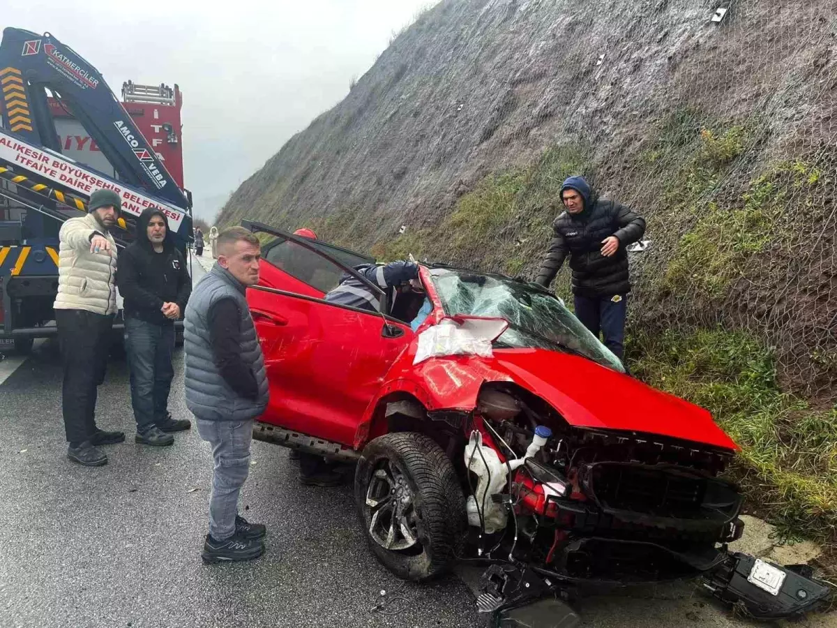Balıkesir'de Otoyol Kazası: İki Sürücü Yaralandı