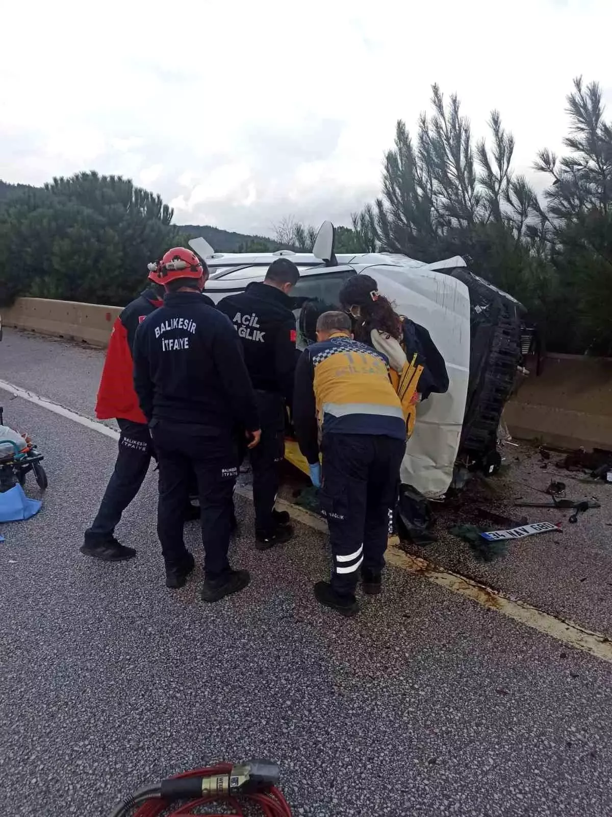 Balıkesir'de Ani Fren Kaybı Sonrası Beton Bariyere Çarpan Sürücü Yaralandı