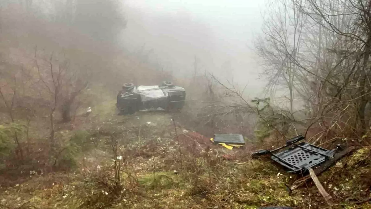 Bartın’ın Kumluca Beldesinde Yoğun Sis Nedeniyle Araç Takla Attı, 4 Yaralı