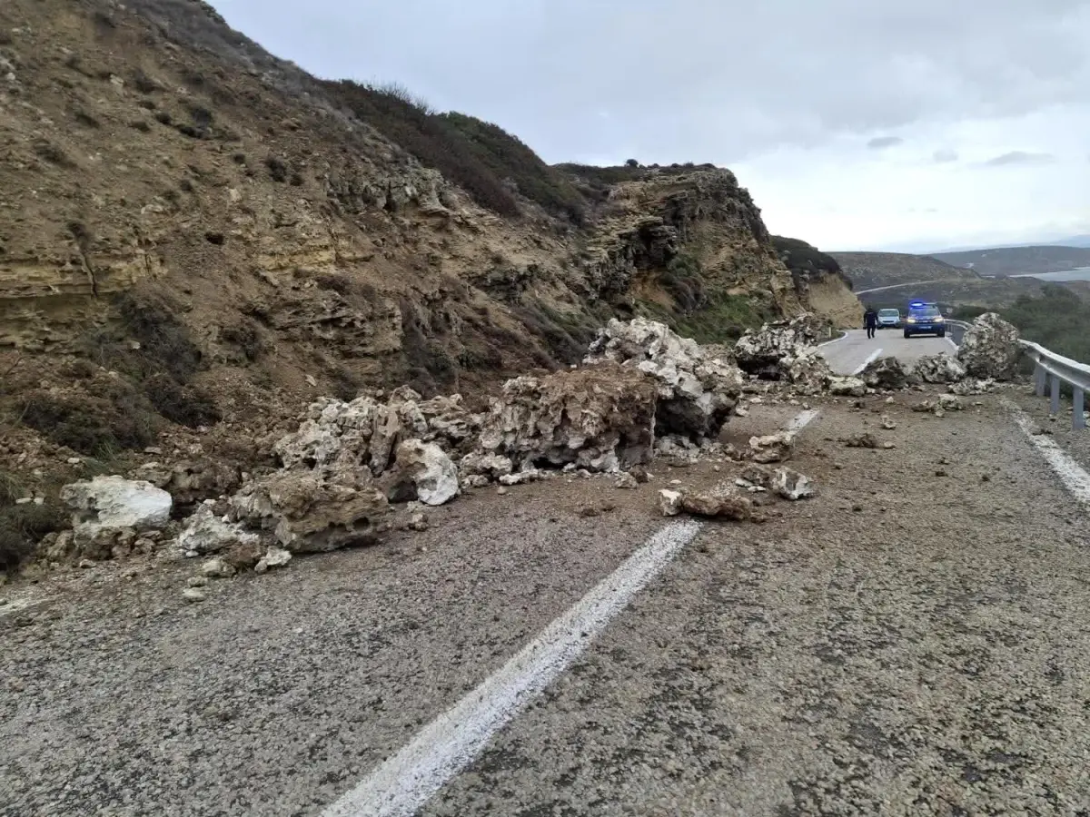 Bozcaada’da Şiddetli Yağışların Yol Açtığı Heyelan Trafiği Durdurdu