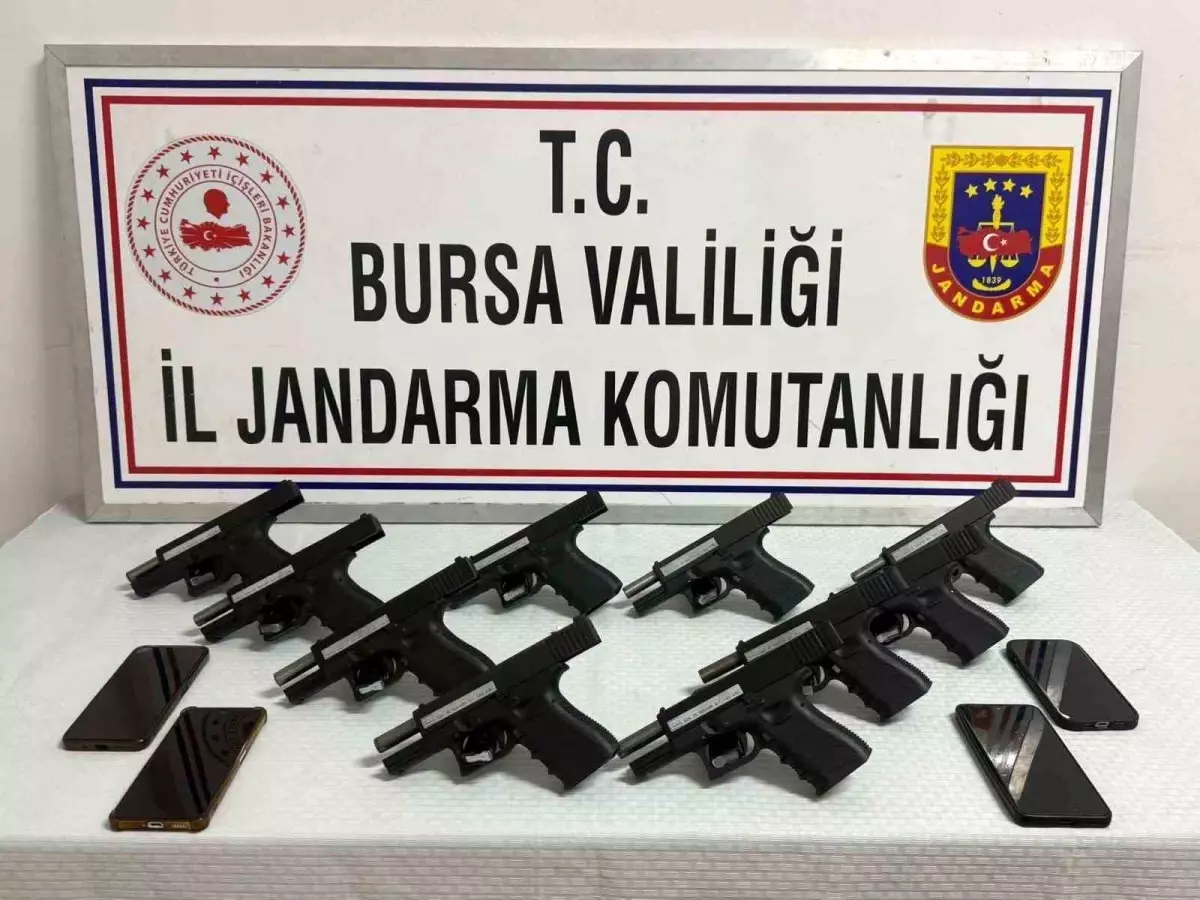 Bursa’da Jandarma, Ruhsatsız Silah Operasyonu ile 4 Şüpheliyi Gözaltına Aldı