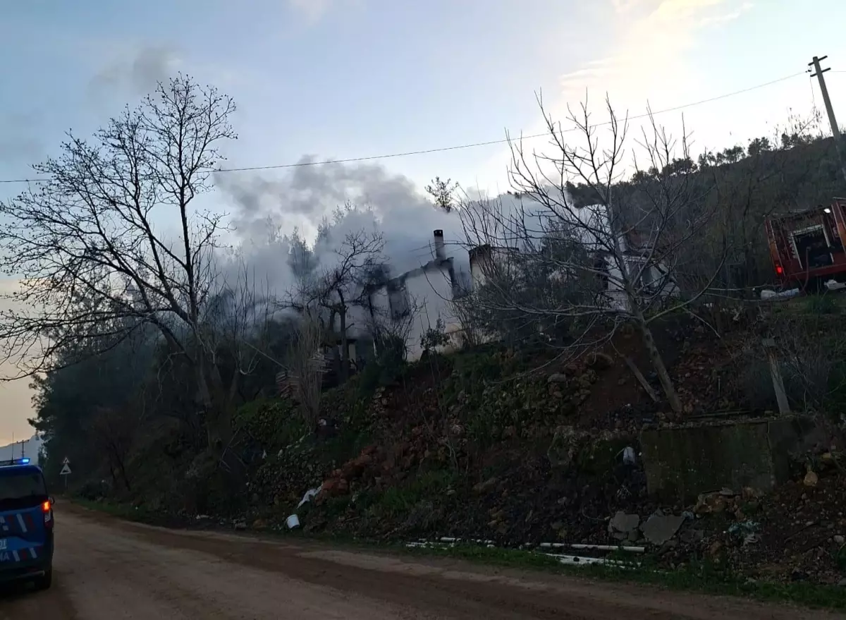 Muğla Menteşe'de Ev Yangını: Bütün Ev Kül Oldu, Yaralı Yok