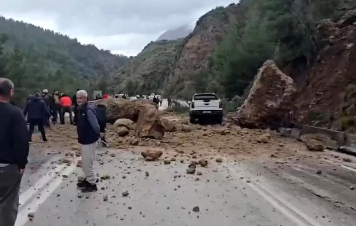 Isparta‑Antalya Karayolunda Heyelan: Dev Kayalar Yola Düşerek Trafiği Durdurdu