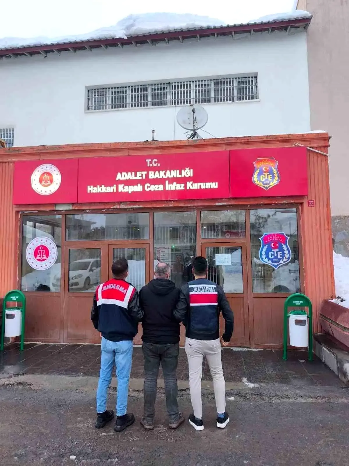Hakkari'de 13 Yıl 9 Ay Hapisli Dolandırıcı Jandarma Operasyonuyla Yakalandı