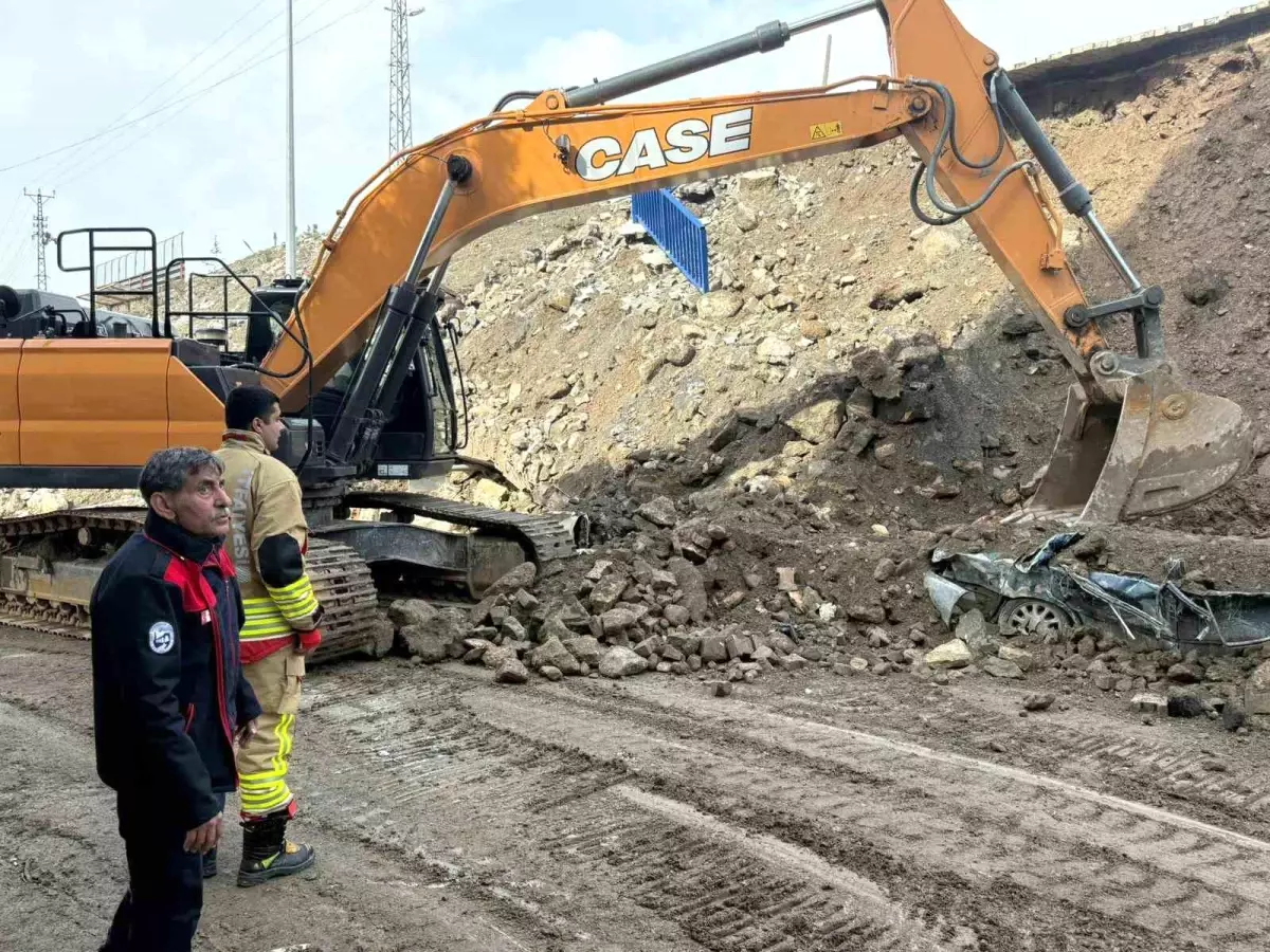 Hatay Payas'ta istinat duvarı çöktü, park halindeki araçlar hurdaya dönüştü