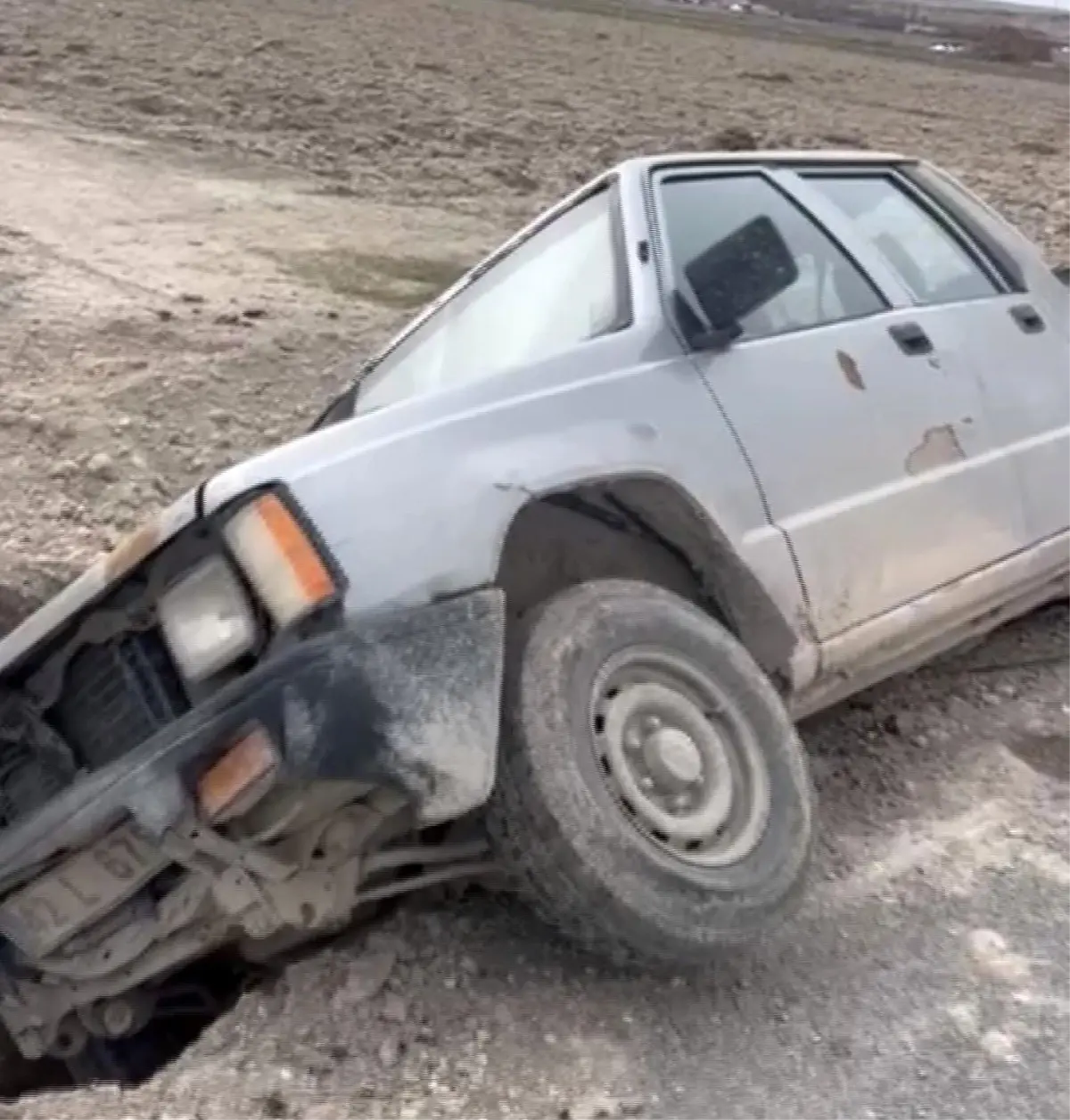 Karapınar’da Trafik Kazası: Sürücü Çukura Düşerek Yaralandı