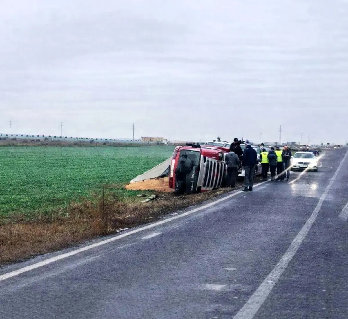 Muratlı’da Kamyon Devrildi: Tarımsal Ürünler Çevreye Dağılmış, Sürücü Hafif Yaralı