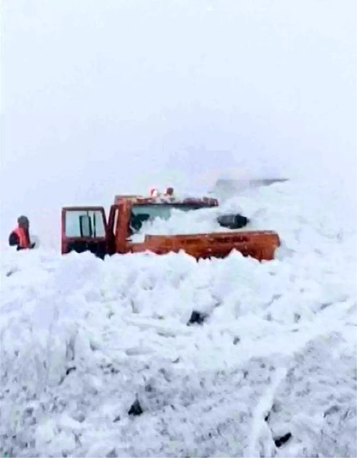 Muş‑Kulp Karayolunda Çığ Sonrası İş Makinesi Kurtarıldı