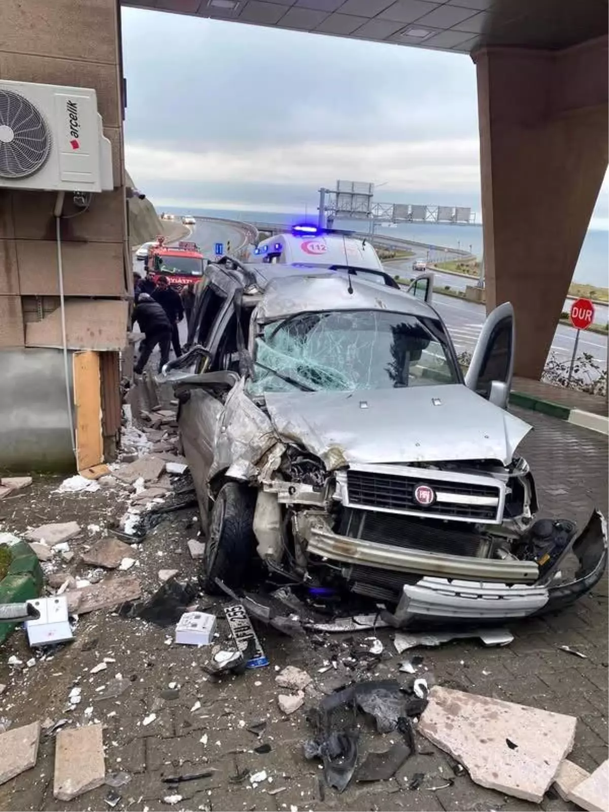 Zonguldak Kozlu’da Panelvan Hastane Güvenlik Kulübesine Çarptı, Baba ve Oğlu Yaralandı