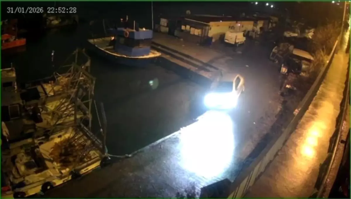 Sarıyer'de İki Ayrı Zamanda Kaza: Araç Mendirekte Asılı Kaldı