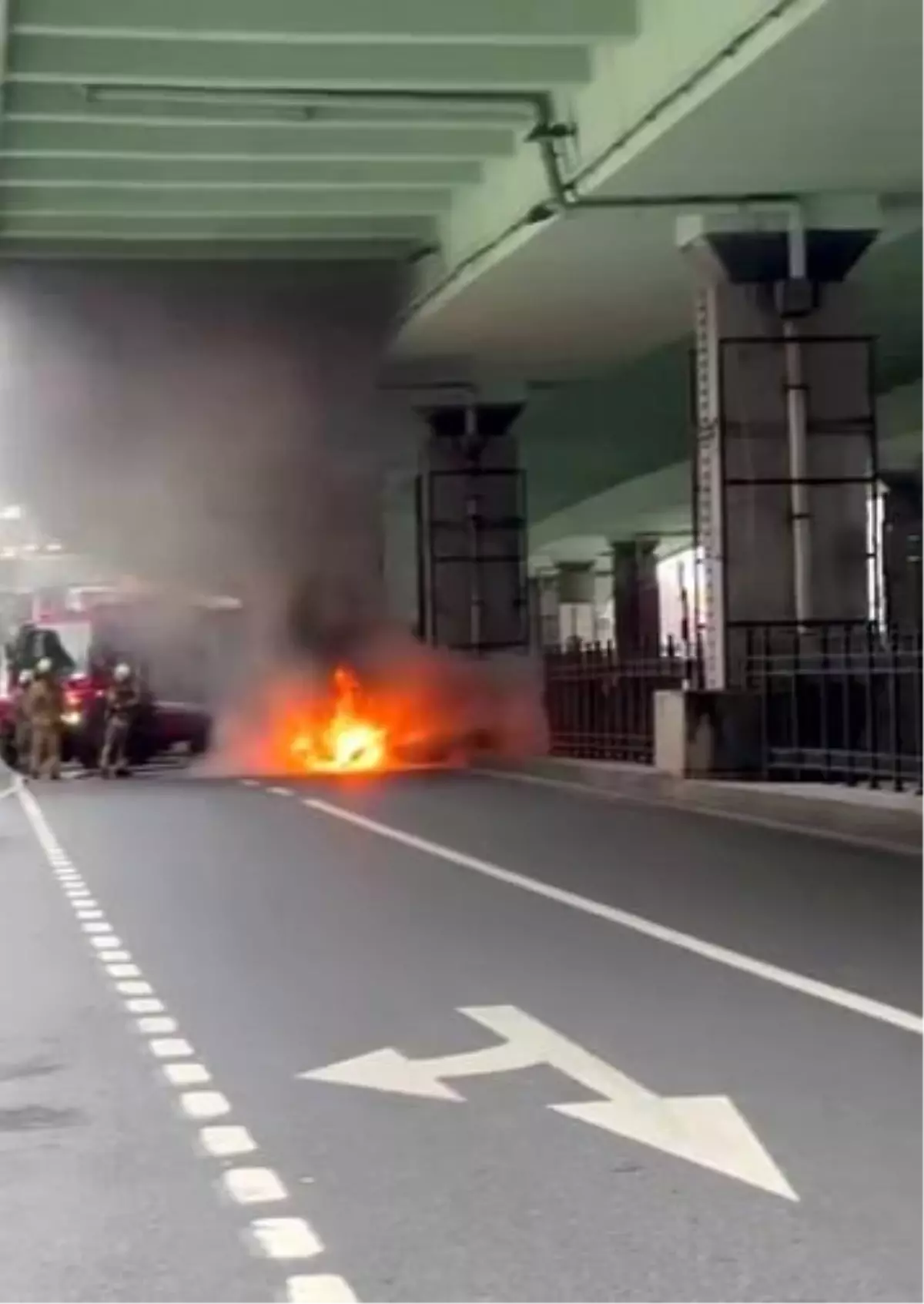 Şişli'de Seyir Halindeki Otomobilde Motor Alev Aldı, Maddi Hasar Sınırlı