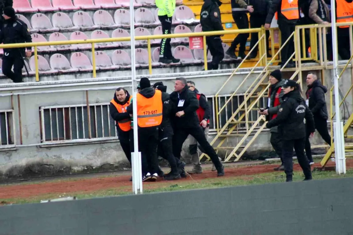 Boluspor'un 2-0'lık Zaferinde Tribün Gerilimi: Sakaryaspor Taraftarları Olay Yaşadı