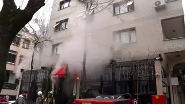 İtfaiye ekipleri yangını söndürürken