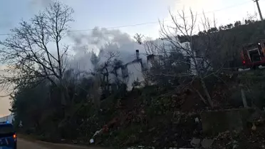 Yangın sonrası külleşmiş evin yakın çekimi