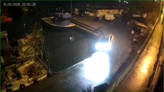 Mendirekte asılı kalan araç