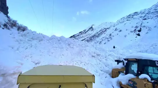 Çığ sonrası yıkılan yol kesiti