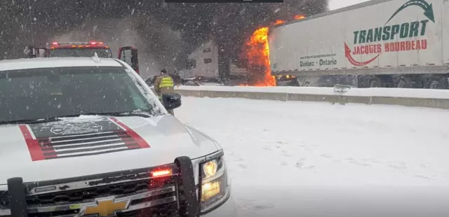 Kaza sonrası polis ve itfaiye ekipleri