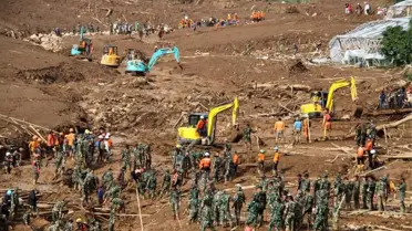 Toprak kayması sonrası yıkılmış köy