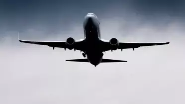 Uçak acil kodla iniş yapıyor