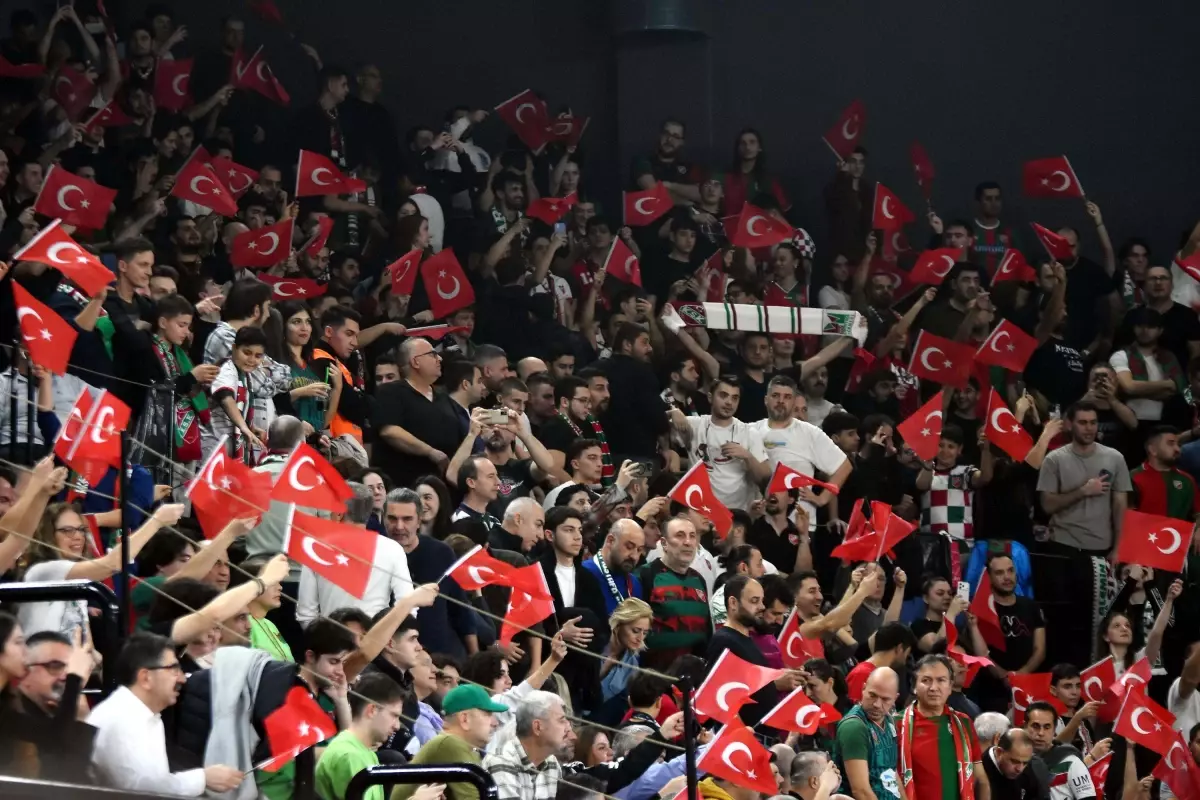 Karşıyaka, Fenerbahçe'ye 91-55 Yenilgiyle Düşme Hattında Zor Günler Yaşıyor